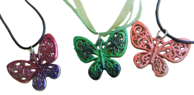 Smaltovaný šperk nebo přívěsek na klíče