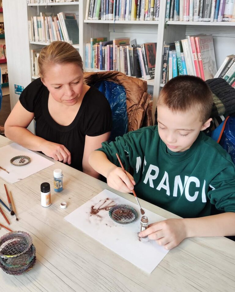 Smaltovaný šperk nebo přívěsek na klíče